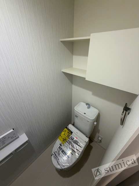 トイレ　人気アイテムの温水洗浄便座。清潔感のあるトイレです。