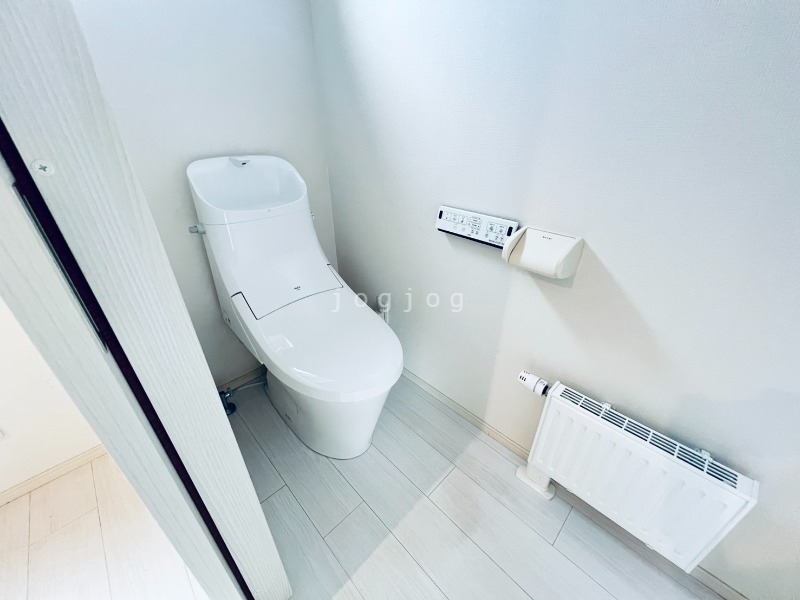 トイレ　嬉しい温水洗浄便座付きのトイレです。
