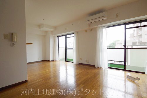 居室・リビング　※クロスの色合いなど異なる場合がございま
