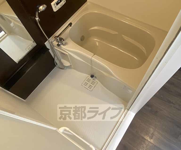バス・シャワールーム　清潔感のあるバスルームです。