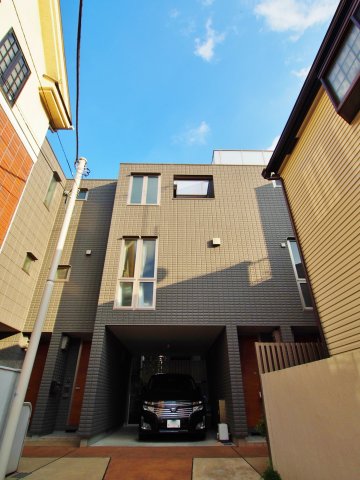 建物外観　代々木５丁目の閑静な住宅街に佇む２階建てマンション