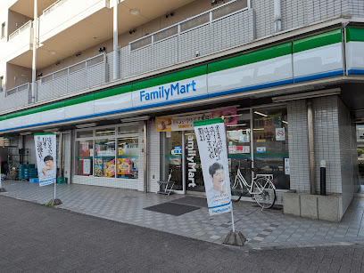 コンビニ　ファミリーマート 堀田駅前店（コンビニ）まで387m