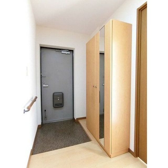 玄関　【玄関】※写真は同型の部屋です。