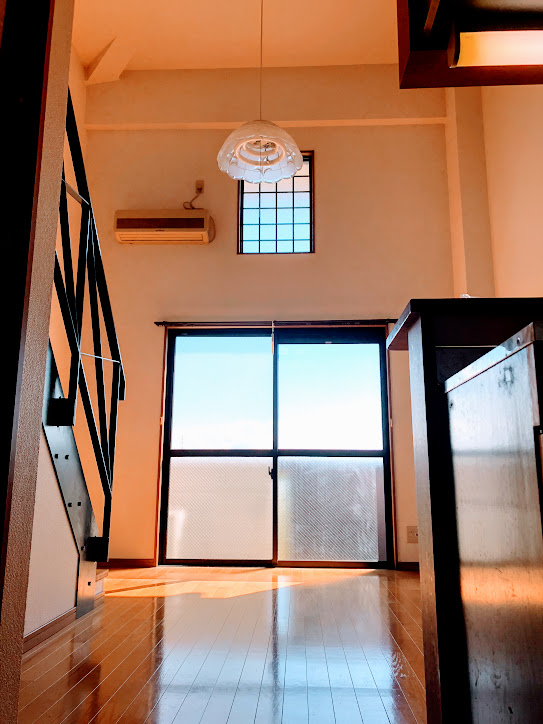 居室・リビング　天井が高いと開放感があります。