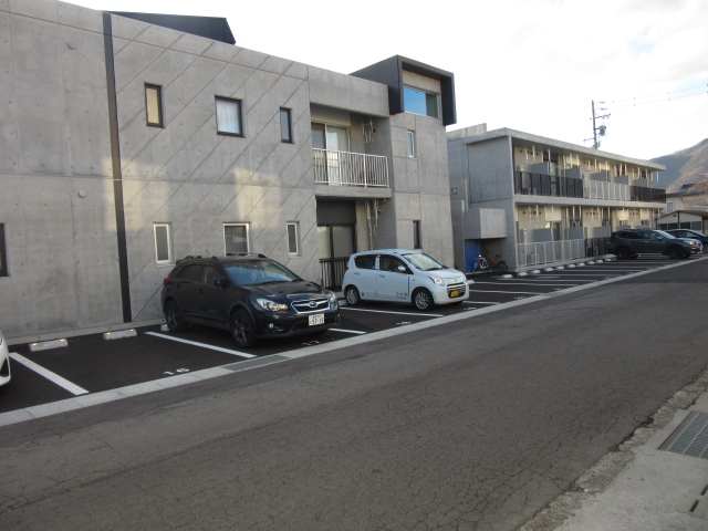 【上田市材木町のマンションの駐車場】