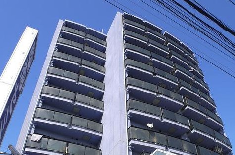 建物外観　駅まで１本道で周りも便利