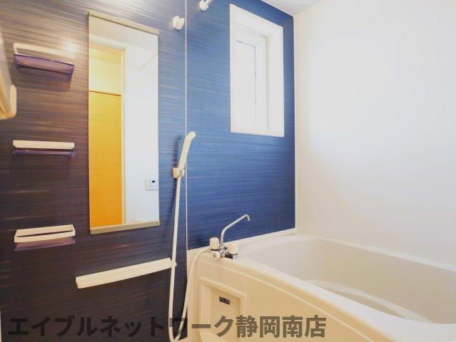 バス・シャワールーム　落ち着いた空間のお風呂です