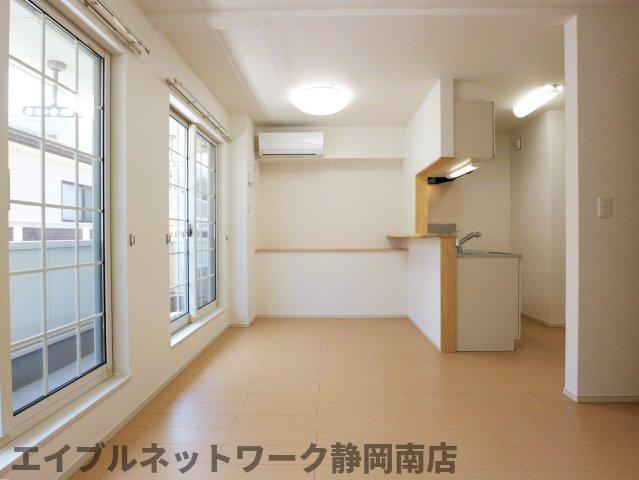 居室・リビング　こちらのリビングで趣味の時間をお楽しみください