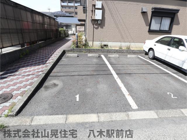 【橿原市新賀町のアパートの駐車場】