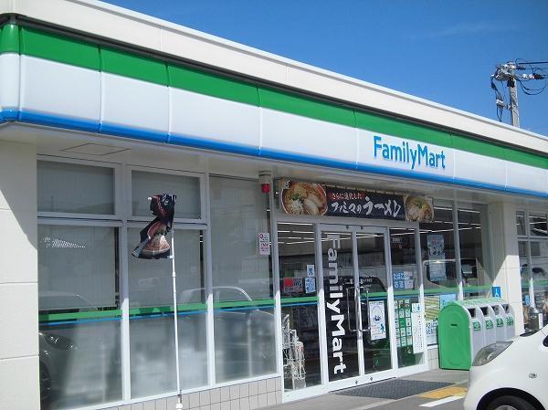コンビニ　ファミリーマート（コンビニ）まで300m