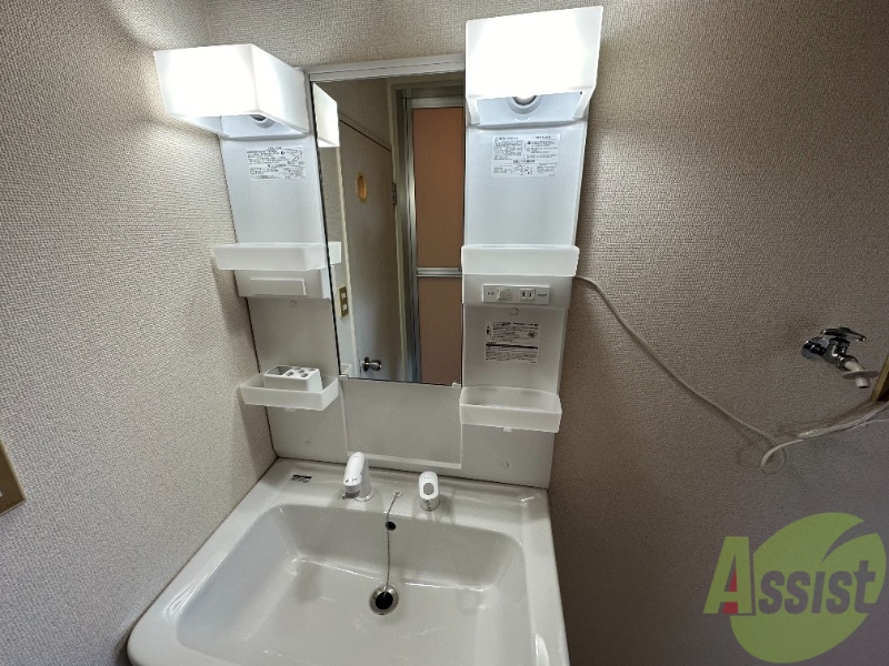 洗面設備　独立洗面台は朝の忙しい時間にとても助かりますね。