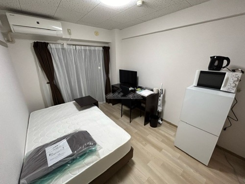 その他部屋・スペース　シモンズベッド、マット、机、椅子、テレビ、エアコン、掃除機、