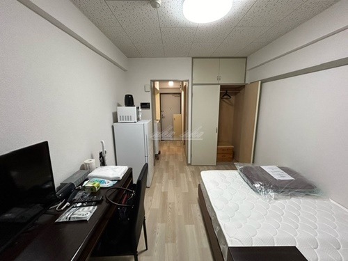 居室・リビング　シモンズベッド、マット、机、椅子、テレビ、エアコン、掃除機、