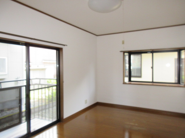 居室・リビング　角部屋2面採光で明るい室内