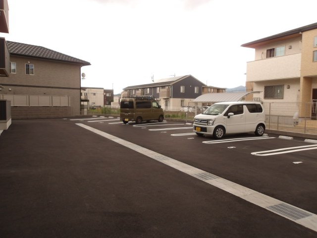 【メゾンクレール瀬田北の駐車場】