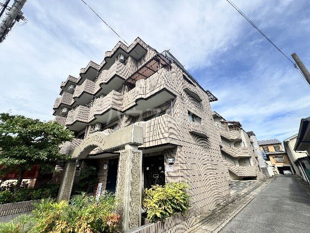 京都市右京区梅津中倉町のマンションの建物外観