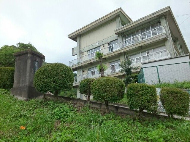 【富岡市下黒岩のアパートの小学校】