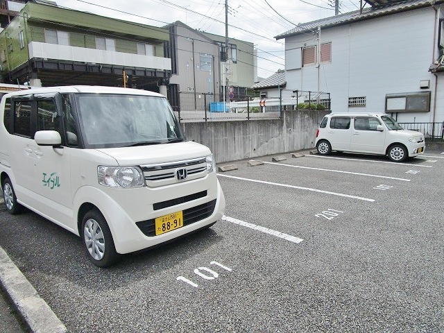 【フローリッシュ若宮の駐車場】