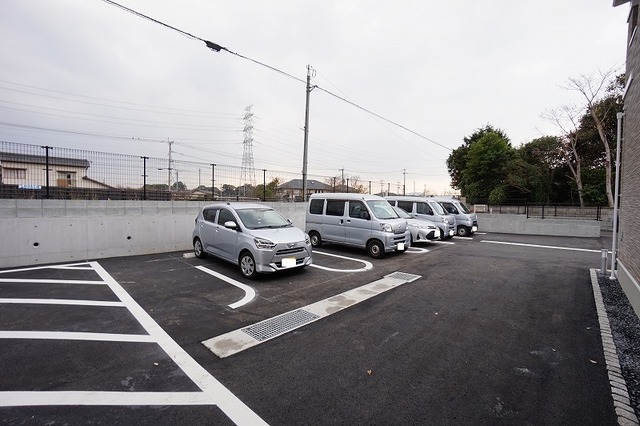 【北九州市八幡西区上香月のアパートの駐車場】