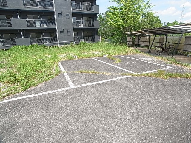 【神戸市北区緑町のマンションの駐車場】