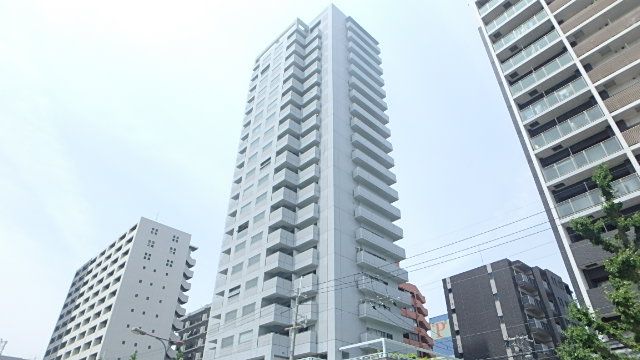 大阪市淀川区十三東のマンションの建物外観