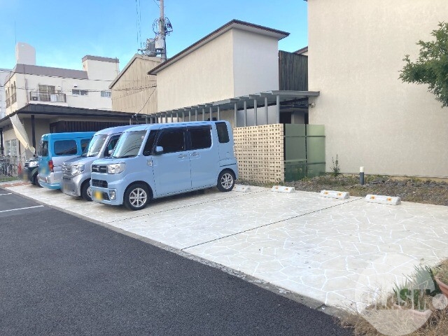 【堺市堺区七道西町のアパートの駐車場】