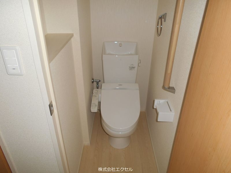トイレ　温水洗浄便座です。
