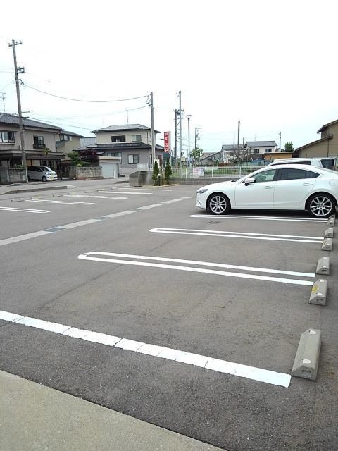 【かほく市白尾のアパートの駐車場】