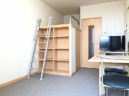 居室・リビング　※家電サイズ、じゅうたんの色が異なる場合があります