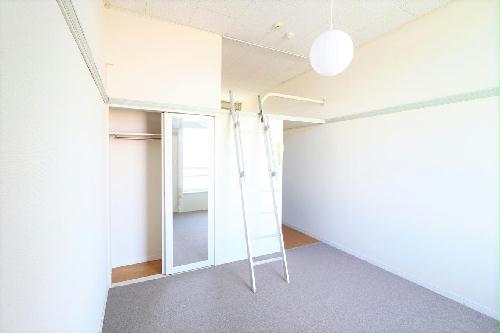 居室・リビング　他一部、号室では家具家電付きのお部屋もご用意しております。