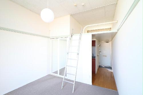 居室・リビング　ロフトタイプは天井が高いので開放的なお部屋となります。