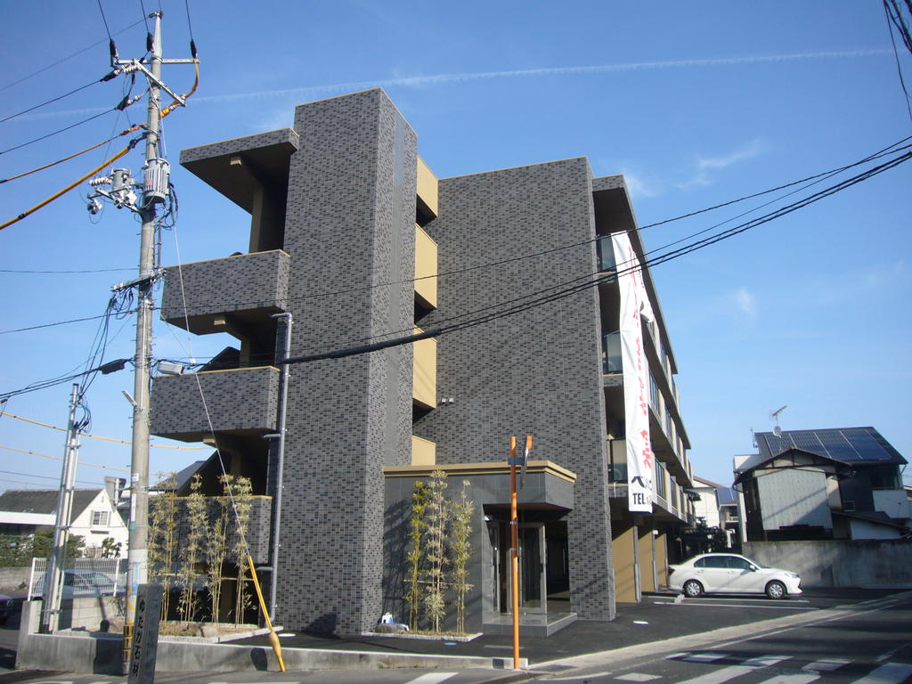 【岡山市中区東山のマンションの建物外観】