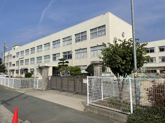 小学校　豊橋市立牛川小学校（小学校）まで859m