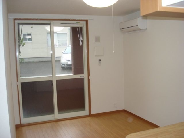 居室・リビング　南西向きのリビングで日当たり良好