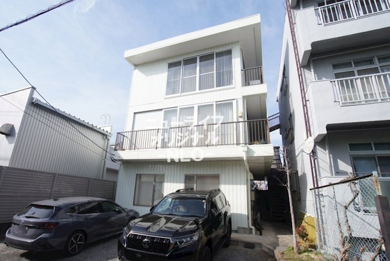 建物外観　丈夫な鉄筋コンクリート造で重厚感溢れる外観。