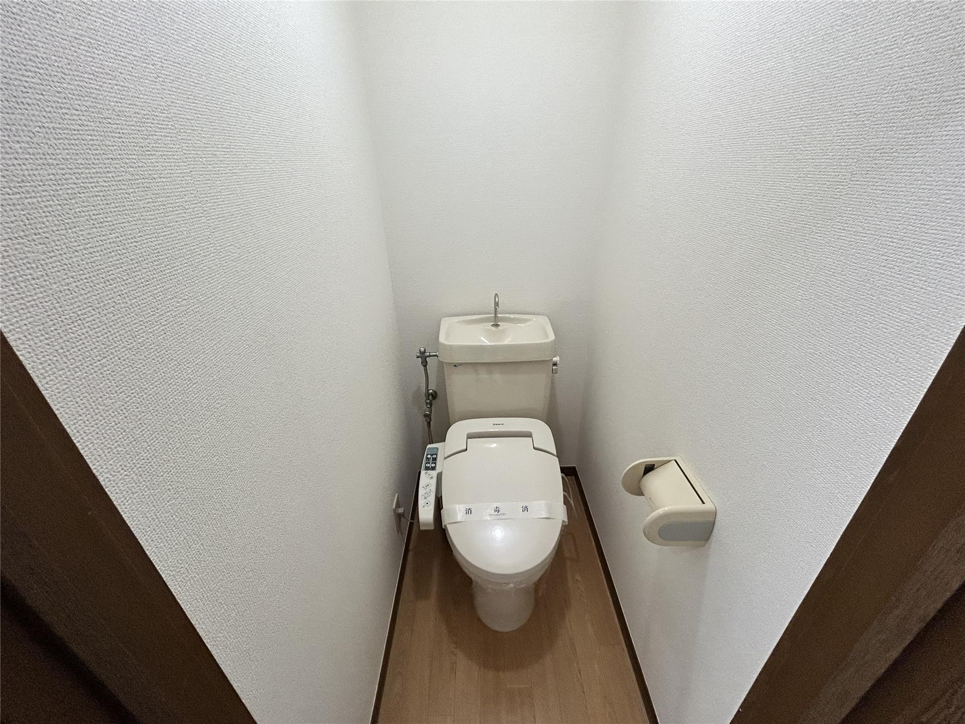 トイレ　温水洗浄便座付きです