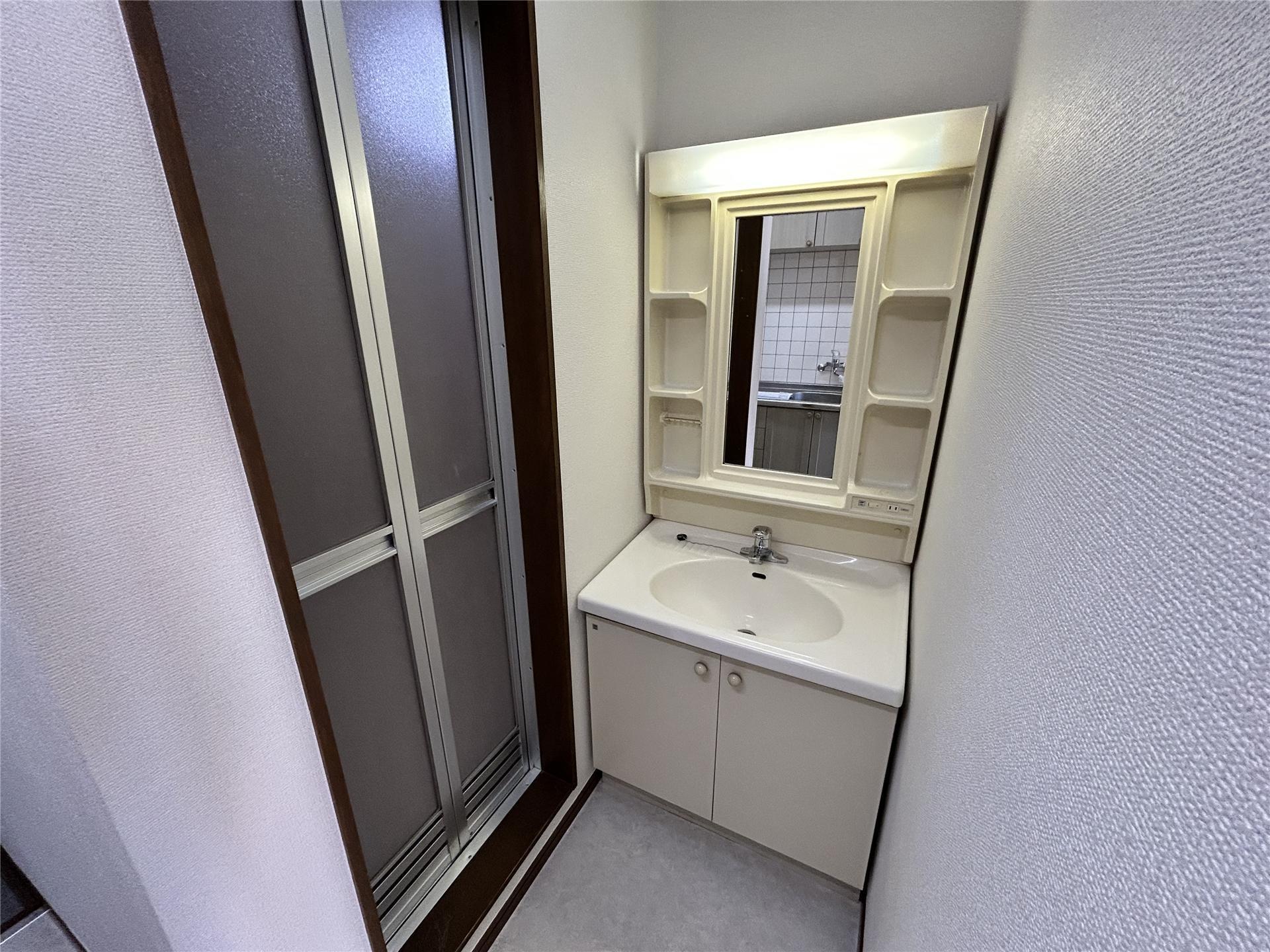 洗面設備　独立洗面台付きです