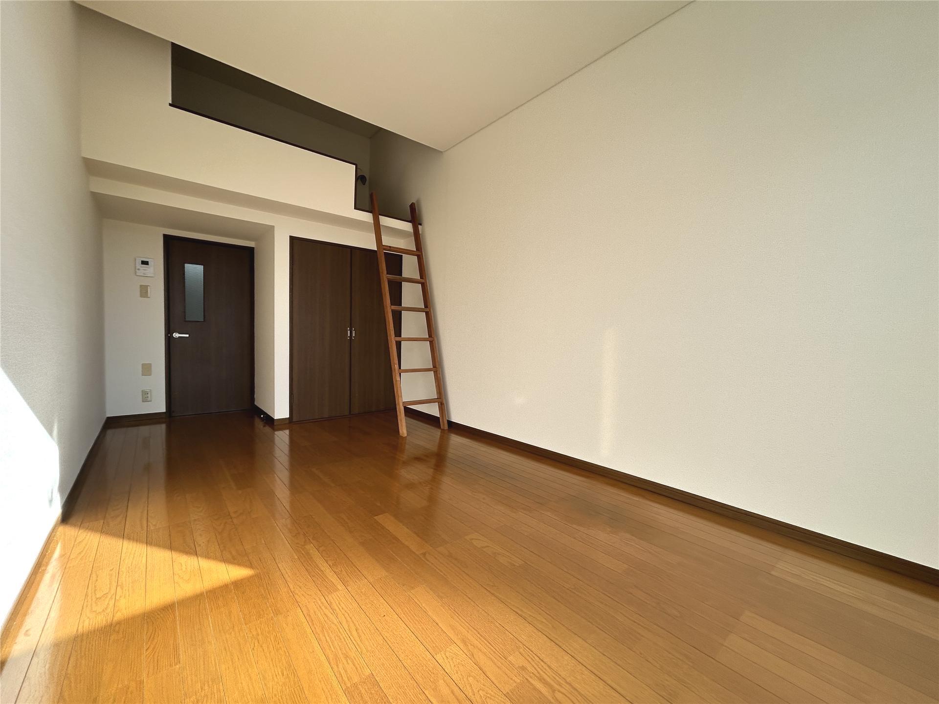 居室・リビング　ロフト付きで天井の高いお部屋です