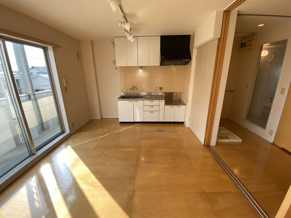 キッチン　調理スペースあり、上下に収納あります