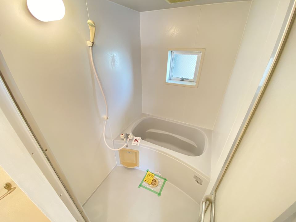 バス・シャワールーム　お風呂窓あります