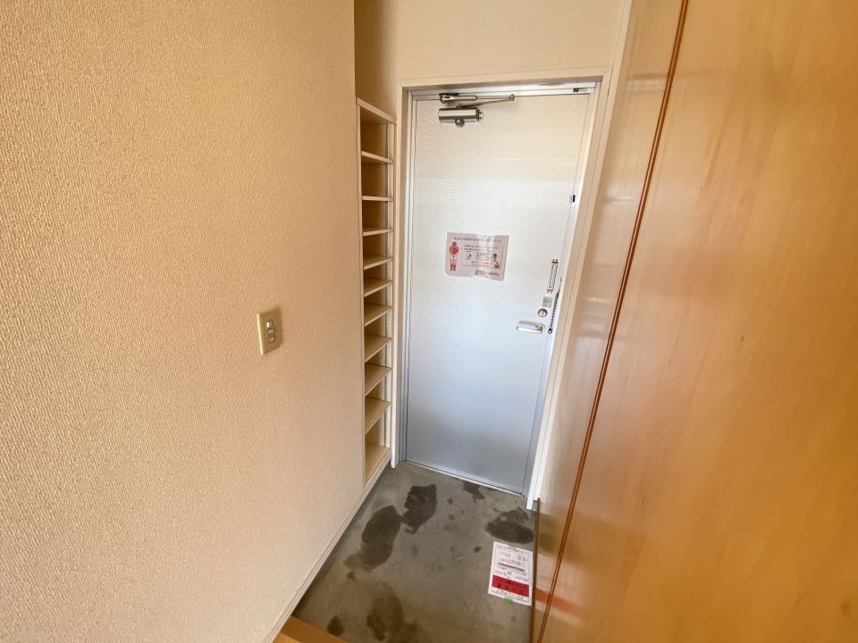 玄関　靴箱あります