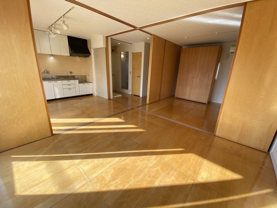 居室・リビング　６畳の洋室と６畳のＤＫです