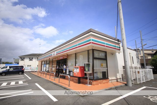 コンビニ　セブンイレブン（コンビニ）まで704m