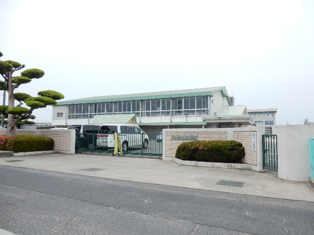 小学校　岡山市立加茂小学校（小学校）まで988m