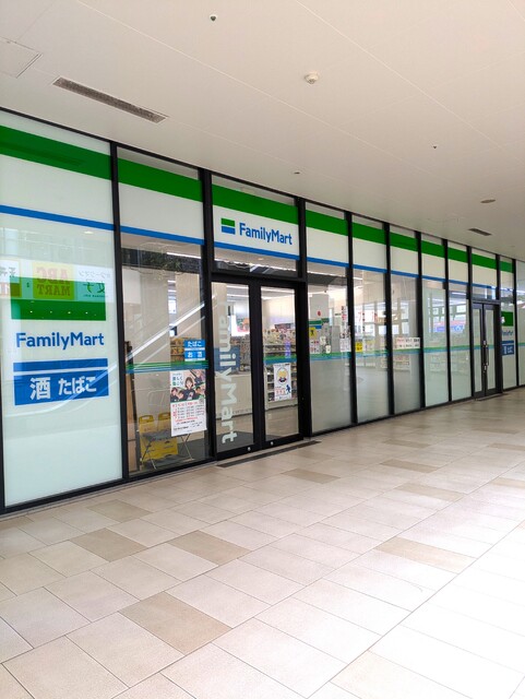 コンビニ　ファミリーマート　ポンテポルタ千住店、〒１２０－００３８　東（コンビニ）まで63m