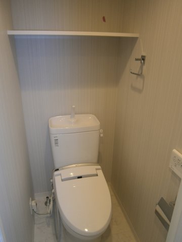 トイレ　温水シャワー付きです