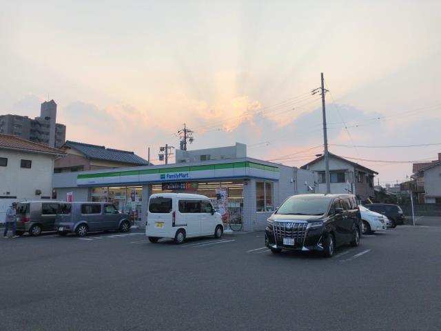 コンビニ　ファミリーマート（コンビニ）まで499m