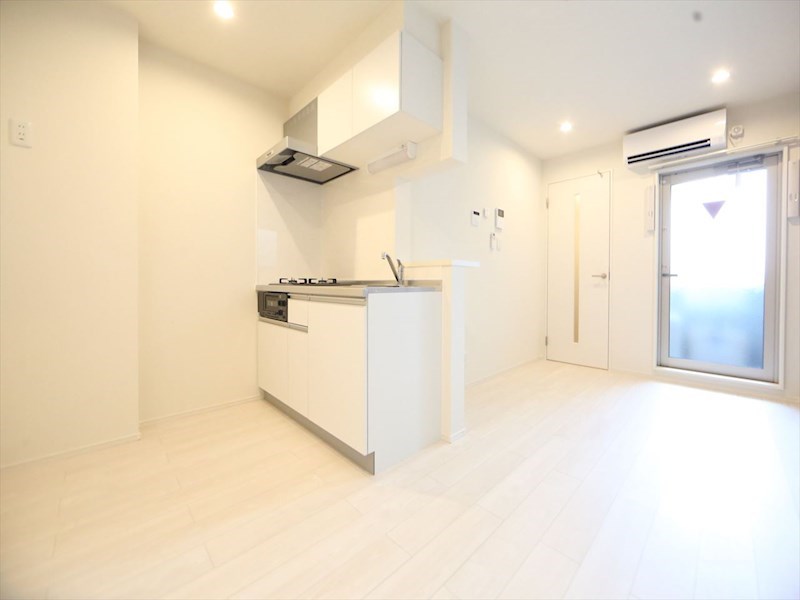 居室・リビング　ＬＤＫ8帖　システムキッチン　エアコン完備　バルコニー