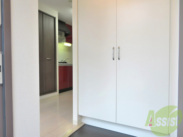 玄関　玄関です。少し狭いですが、傘立ても置けますね。