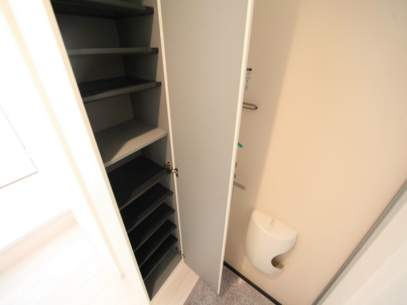 玄関　玄関　シューズボックス付（収納充実してます）